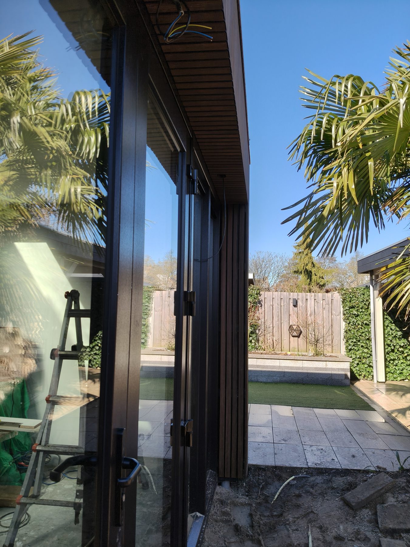 Kozijn en gevelwerk tijdens de bouw