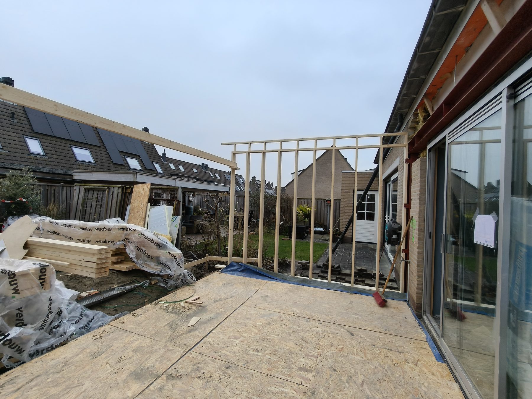 Houten constructie van een aanbouw in uitvoering